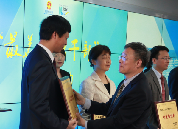 國家信訪局黨組成員、副局長李皋為獲獎者頒獎