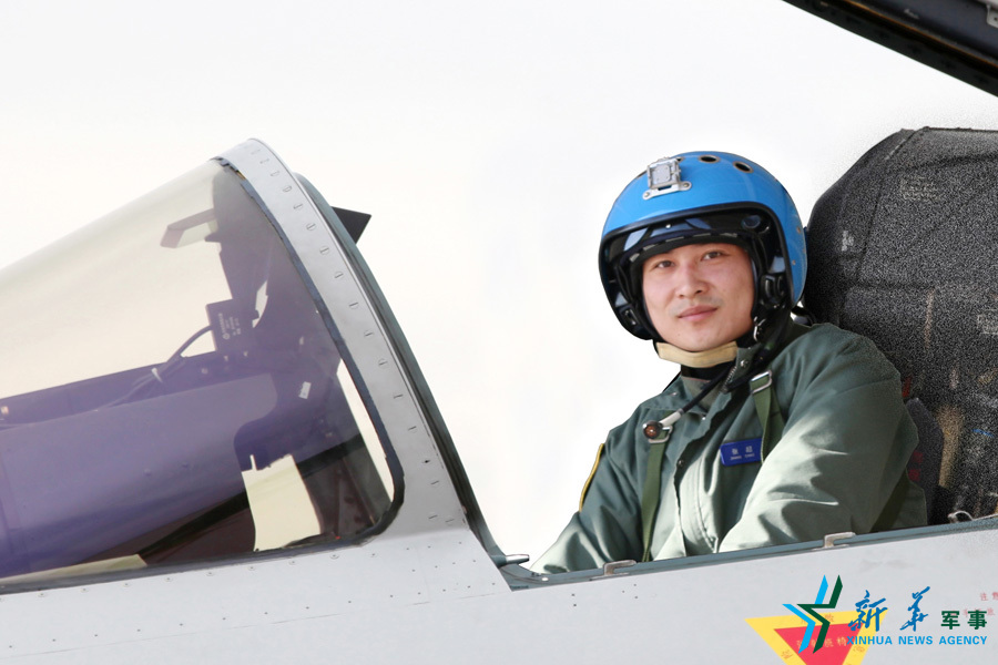 ↑戰機上準備起飛的張超。