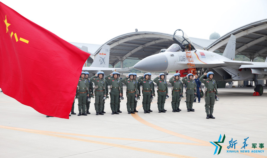 ↑軍旗招展，航空驕子對藍天宣誓。