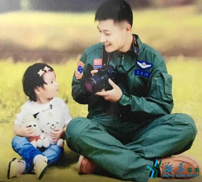 ↑資料圖片：被選為艦載戰斗機飛行員的張超與女兒合影。