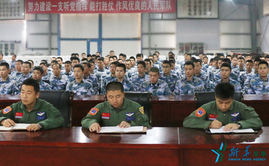 資料圖片：張超（右一）參加部隊思想政治教育。