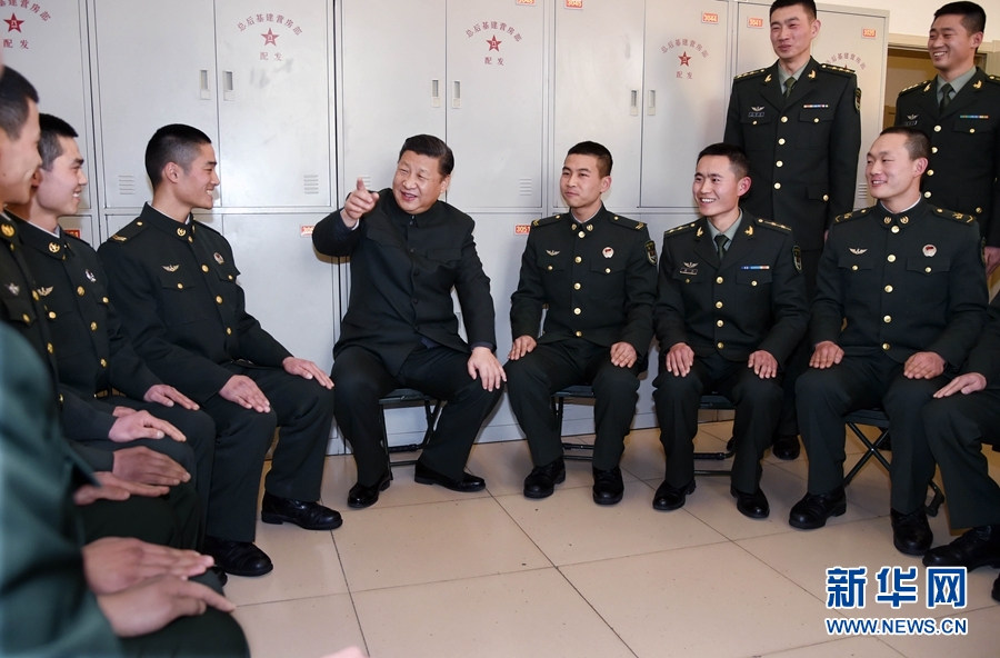 1月23日，習近平專程來到陸軍第65集團軍，深入基層連隊，看望慰問官兵，代表黨中央和中央軍委，向全軍指戰員、武警部隊官兵、民兵預備役人員致以誠摯問候和新春祝福。這是習近平在該集團軍“大功三連”同官兵親切交談。新華社記者李剛攝