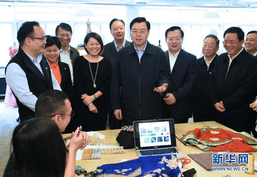 5月8日至11日，中共中央政治局常委、全國人大常委會委員長張德江在浙江調研。這是5月9日，張德江來到位于嘉興市的雅瑩服裝有限公司，了解公司的服裝設計、生產和銷售情況。新華社記者 馬占成 攝 