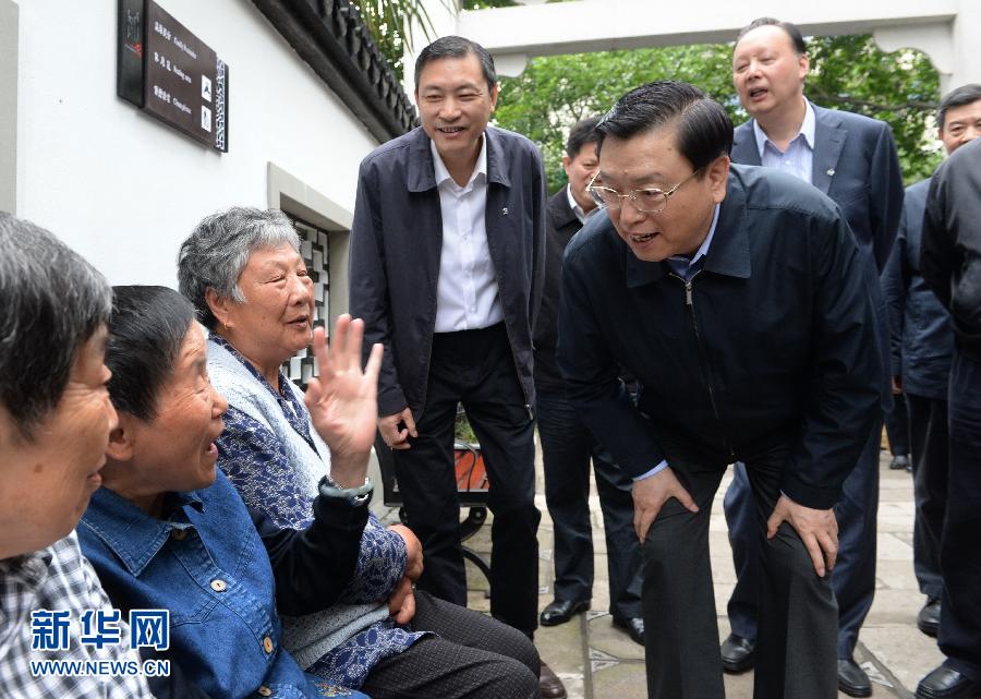 這是5月10日，張德江來到杭州市小營街道調研，并與市民親切交談。新華社記者 馬占成 攝 
