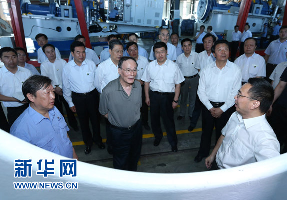 這是7月3日，王岐山在內蒙古海裝風電設備有限公司考察。新華社記者 龐興雷 攝 