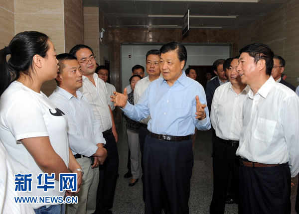 這是7月18日，劉云山在青海省政府行政服務和公共資源交易中心調研。新華社記者 饒愛民 攝