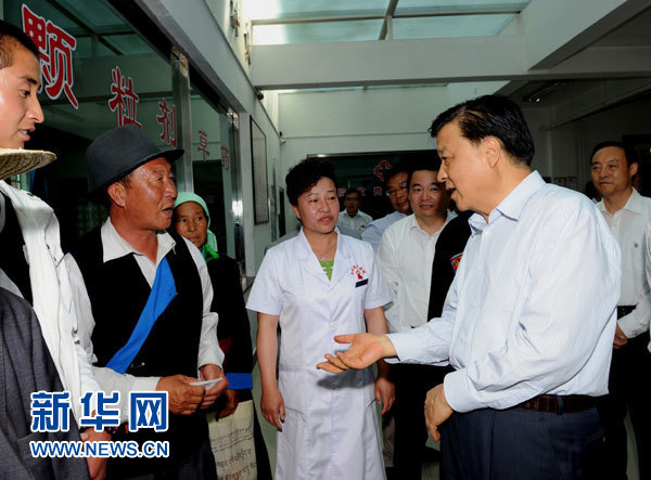 這是7月17日，劉云山在海東市互助土族自治縣中醫院調研。新華社記者 饒愛民 攝