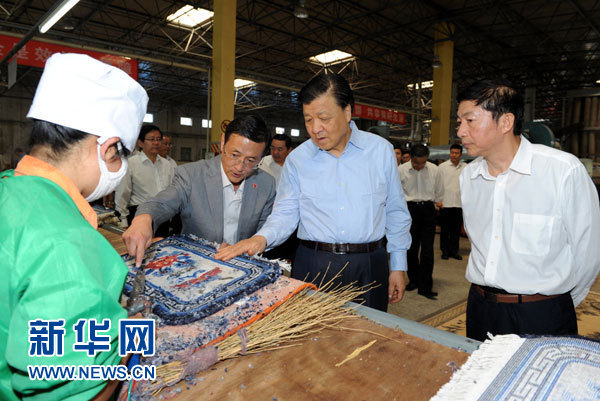 這是7月18日，劉云山在青海藏羊地毯集團有限公司調研。新華社記者 饒愛民 攝