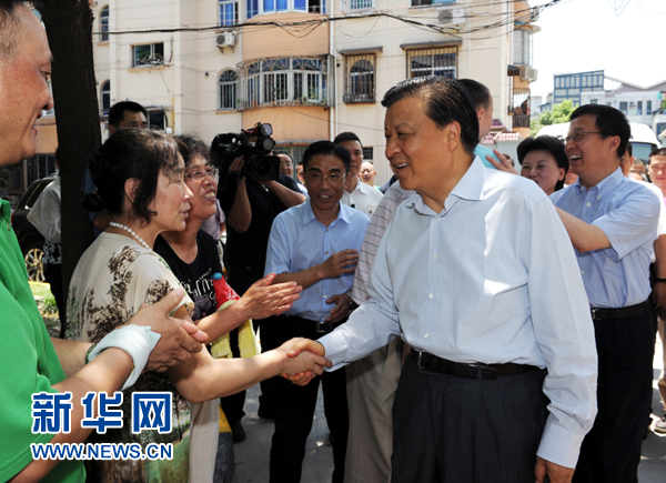 這是7月22日，劉云山在上海市普陀區桃浦鎮蓮花公寓居委會調研時同社區居民親切握手。新華社記者 饒愛民 攝