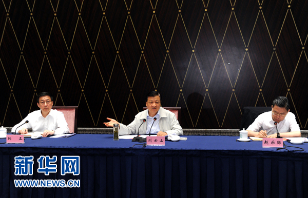 部分省區市教育實踐活動工作座談會近日先后在西寧、上海召開，中共中央政治局常委、中央黨的群眾路線教育實踐活動領導小組組長劉云山出席并講話。這是7月23日，劉云山出席上海座談會并講話。新華社記者 饒愛民 攝 
