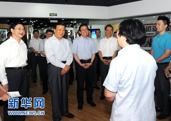 這是7月22日，劉云山在上海市靜安區就樓宇黨建工作進行調研。新華社記者 饒愛民 攝 