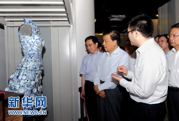 這是7月22日，劉云山在上海國家對外文化貿易基地調研。新華社記者 饒愛民 攝 