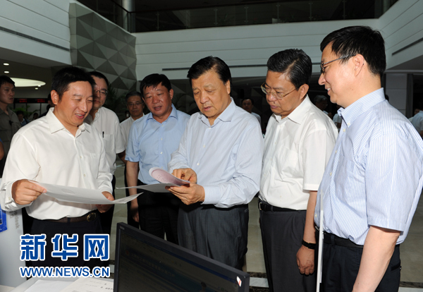  7月22日至23日，中共中央政治局常委、中央書記處書記劉云山在上海調研。這是7月22日，劉云山在中國（上海）自貿試驗區外高橋綜合服務大廳調研。新華社記者 饒愛民 攝 