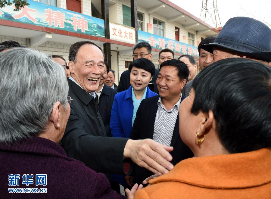 3月27日至28日，中共中央政治局常委、中央紀委書記王岐山到河南省調研，并主持召開座談會。這是3月27日王岐山在河南林州姚村鎮馮家口村同村民親切交談。 新華社記者 饒愛民 攝