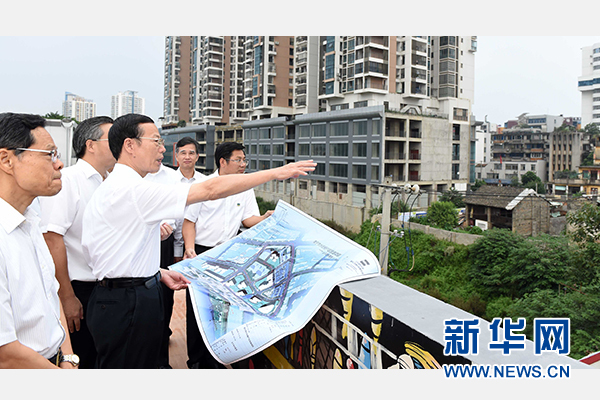 9月16日至18日，中共中央政治局常委、國務院副總理張高麗在廣西調研。這是9月16日，張高麗實地考察南寧水街棚戶區改造項目現場。 新華社記者張鐸攝 