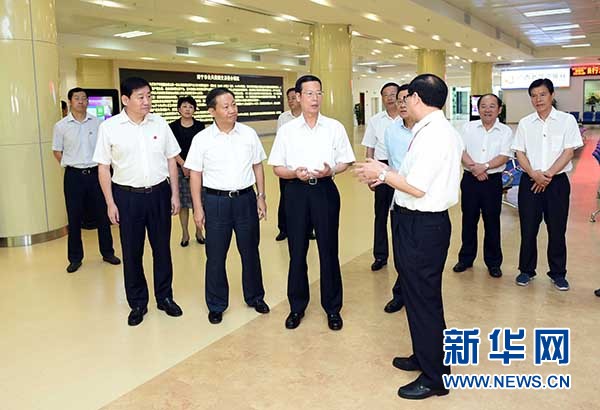 9月16日至18日，中共中央政治局常委、國務院副總理張高麗在廣西調研。這是9月17日，張高麗在南寧市公共資源交易中心對外服務大廳了解自治區簡政放權有關工作。 新華社記者張鐸攝