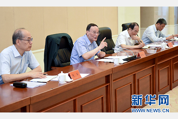9月24日至26日，中共中央政治局常委、中央紀委書記王岐山在福建調研。這是9月25日，王岐山在上杭縣古田鎮主持召開座談會，聽取黨員和群眾代表對修訂廉政準則和黨紀處分條例的意見建議。新華社記者張鐸攝