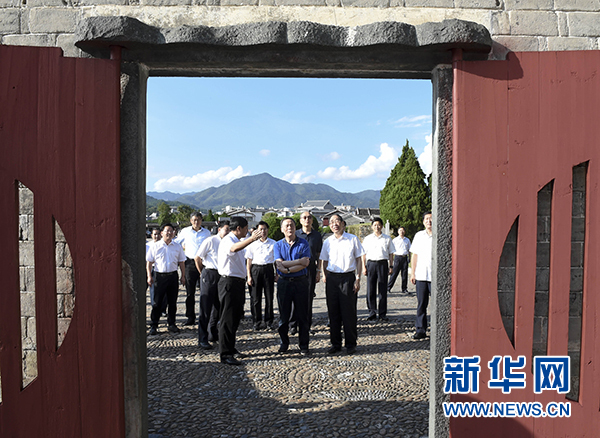 9月24日至26日，中共中央政治局常委、中央紀委書記王岐山在福建調研。這是9月24日，王岐山在上杭縣古田鎮參觀古田會議會址。新華社記者張鐸攝