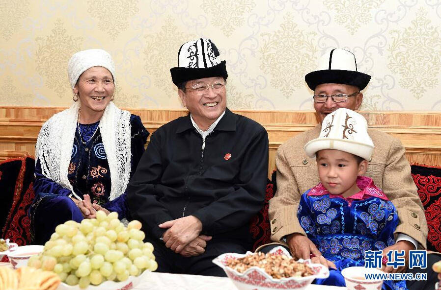 9月28日，中共中央政治局常委、全國政協主席、中央代表團團長俞正聲率中央代表團部分成員赴祖國最西端的新疆克孜勒蘇柯爾克孜自治州看望慰問各族干部群眾。這是俞正聲來到阿圖什市光明街道辦事處團結路社區看望柯爾克孜族居民。新華社記者 饒愛民 攝