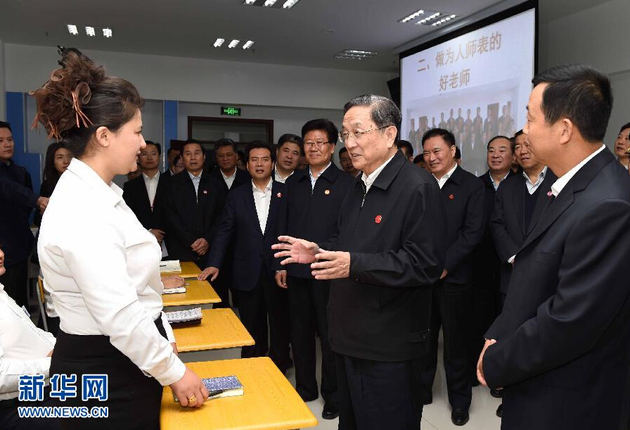 9月28日，中共中央政治局常委、全國政協主席、中央代表團團長俞正聲率中央代表團部分成員赴祖國最西端的新疆克孜勒蘇柯爾克孜自治州看望慰問各族干部群眾。這是俞正聲來到克州雙語師資培訓學校，與老師、學員交流談心。新華社記者 饒愛民 攝