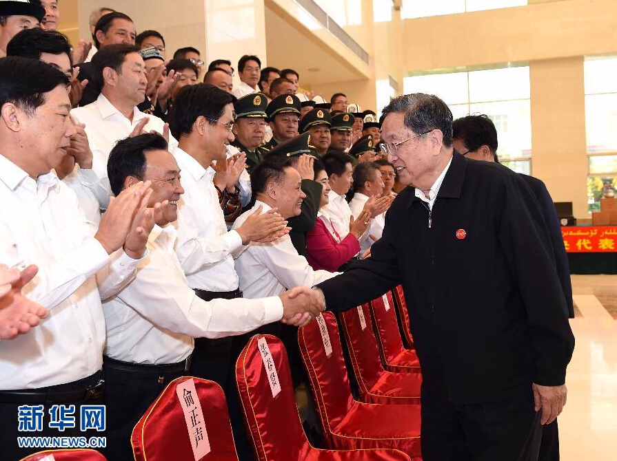 9月28日，中共中央政治局常委、全國政協主席、中央代表團團長俞正聲率中央代表團部分成員赴祖國最西端的新疆克孜勒蘇柯爾克孜自治州看望慰問各族干部群眾。這是俞正聲接見克州有關負責同志、各界人士代表和援疆干部代表。新華社記者 饒愛民 攝