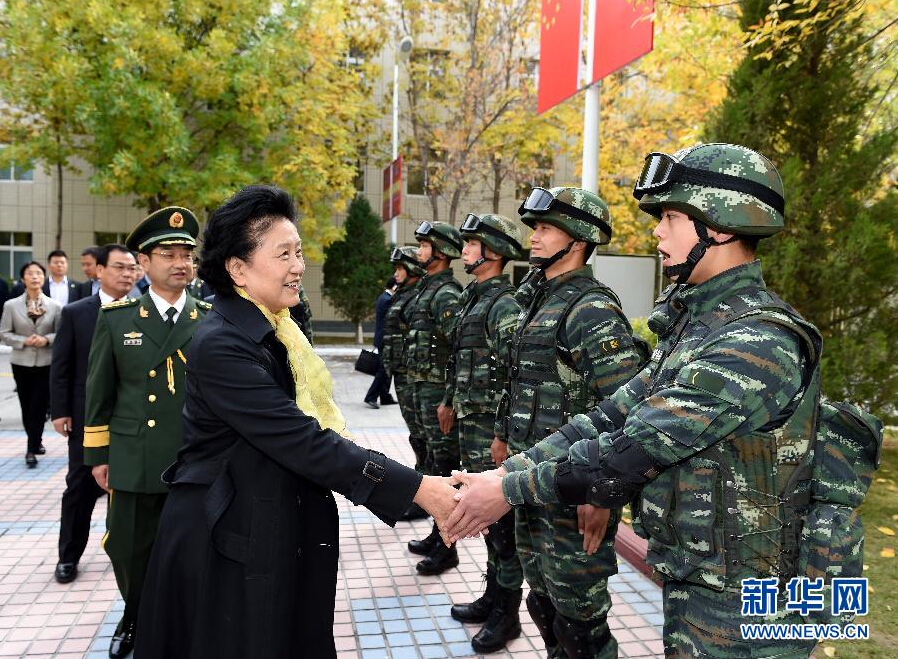 9月28日，中共中央政治局委員、國務院副總理、中央代表團副團長劉延東率中央代表團分團赴阿克蘇地區、伊犁哈薩克自治州慰問，與各族干部群眾共度節日、共享歡樂。這是劉延東在伊犁武警8660部隊駐地慰問官兵。新華社記者張領攝