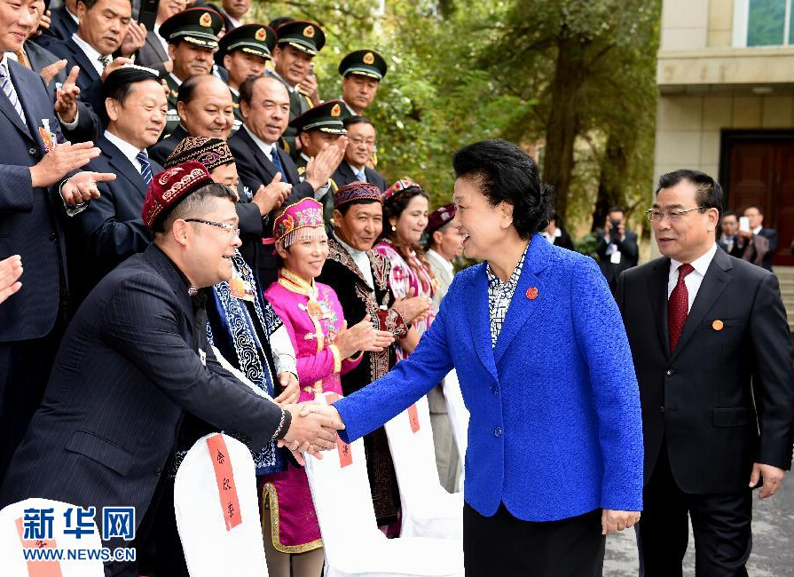 9月28日，中共中央政治局委員、國務院副總理、中央代表團副團長劉延東率中央代表團分團赴阿克蘇地區、伊犁哈薩克自治州慰問，與各族干部群眾共度節日、共享歡樂。這是劉延東接見伊犁黨政軍負責同志和各族各界人士、先進模范、援疆干部代表等。新華社記者張領攝