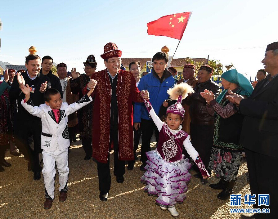 9月29日，中共中央政治局常委、全國政協主席、中央代表團團長俞正聲率中央代表團部分成員赴阿勒泰地區看望各族干部群眾。這是俞正聲來到布爾津縣也拉曼牧民定居新村看望哈薩克族牧民。新華社記者 高潔 攝