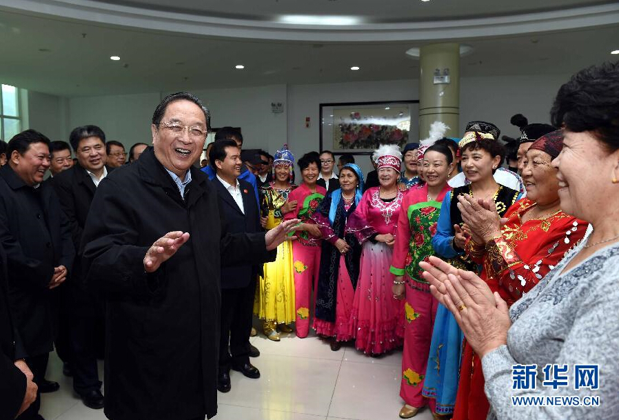 9月29日，中共中央政治局常委、全國政協主席、中央代表團團長俞正聲率中央代表團部分成員赴阿勒泰地區看望各族干部群眾。這是俞正聲來到阿勒泰地區老年人活動中心慰問群眾。新華社記者 饒愛民 攝