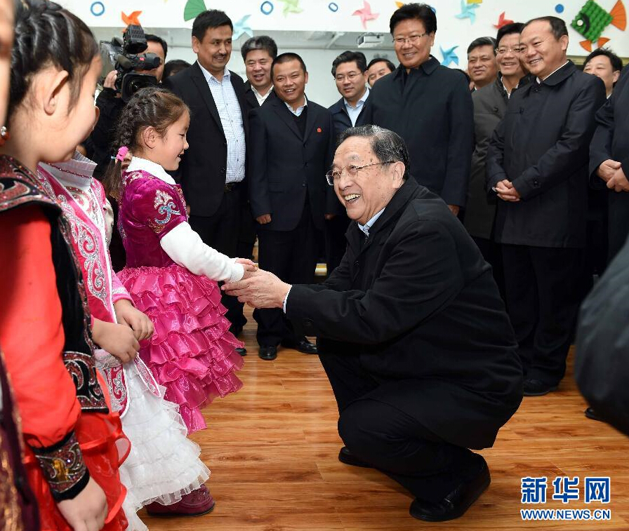 9月29日，中共中央政治局常委、全國政協主席、中央代表團團長俞正聲率中央代表團部分成員赴阿勒泰地區看望各族干部群眾。這是俞正聲來到布爾津縣也拉曼牧民定居新村幼兒園，同小朋友交流。新華社記者 饒愛民 攝