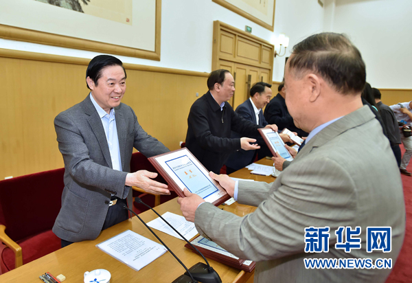 4月8日，中共中央政治局委員、中央書記處書記、中宣部部長劉奇葆在北京同講好中國故事專家學者、文化交流使者研討班學員座談。這是劉奇葆在座談會上向獲得講好中國故事文化交流使者稱號的代表頒發證書。新華社記者 李濤 攝