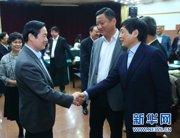 4月12日，中共中央政治局委員、中央書記處書記、中宣部部長劉奇葆在北京出席“走向世界的中國兒童文學”座談會并講話。這是座談會后，劉奇葆與國際安徒生獎獲得者、兒童文學作家曹文軒握手。新華社記者丁海濤攝