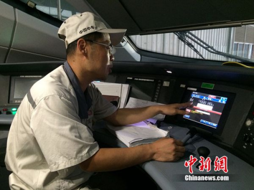 中車青島四方機車車輛股份有限公司高鐵調試高級技師周勇在演示調試過程。中新網 邱宇 攝