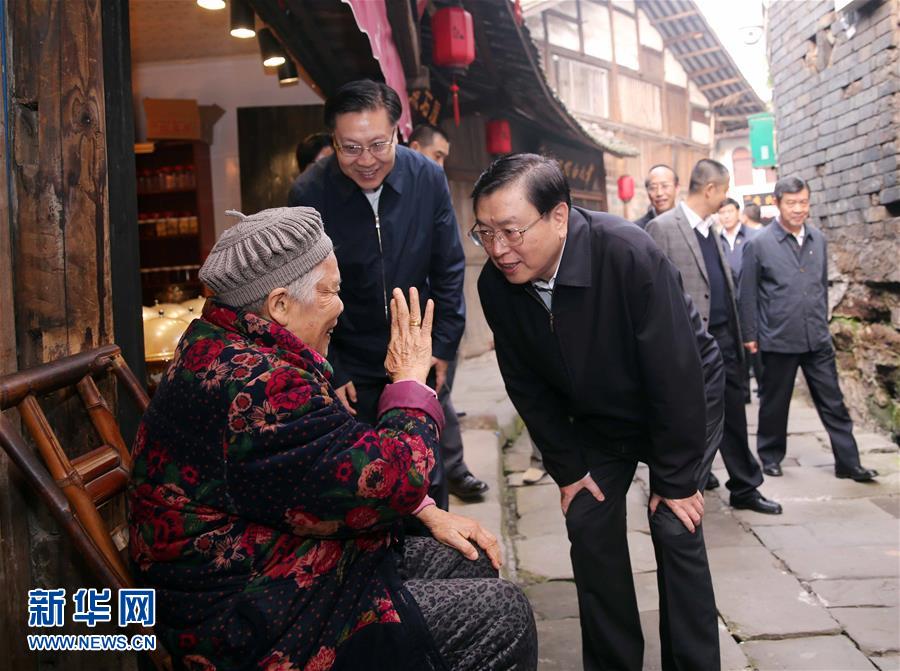這是11月21日，張德江在宜賓李莊鎮同濟社區與居民親切交談。 新華社記者 劉衛兵 攝 
