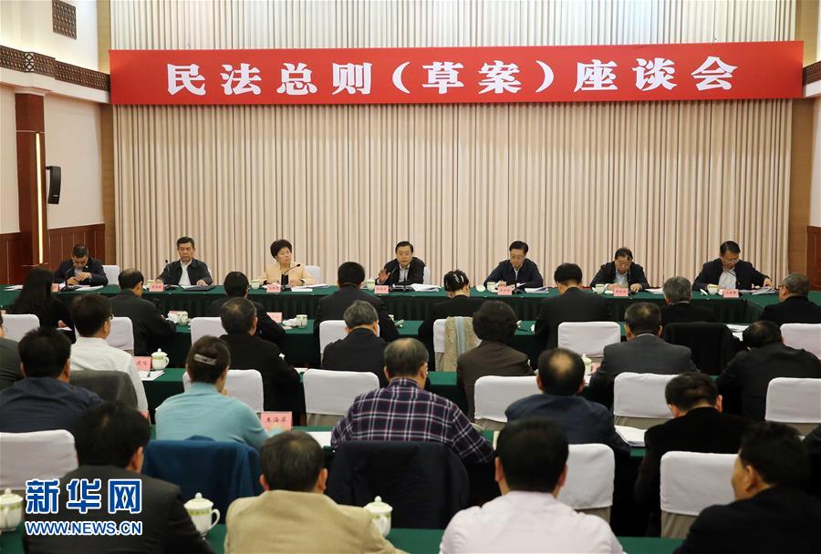 這是11月23日，張德江在成都主持召開座談會，11個?。▍^、市）人大常委會負責同志、部分全國人大代表、法律工作者及專家學者參加會議。新華社記者 劉衛兵 攝 