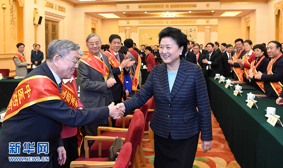 12月29日，中共中央政治局委員、國務院副總理劉延東在北京與中醫藥高等學校教學名師座談。這是座談會前，劉延東與獲得表彰的教師握手。新華社記者 張鐸 攝