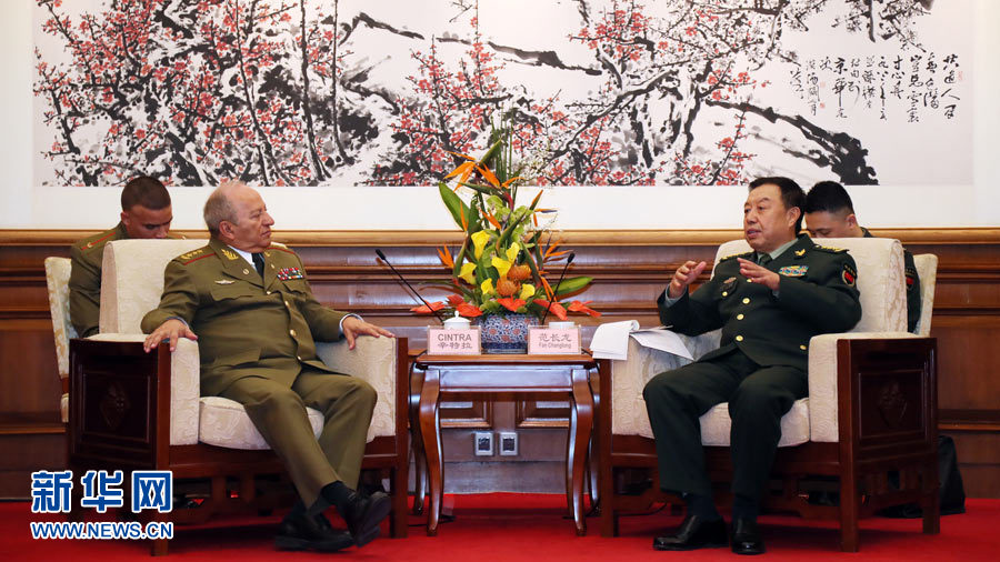 3月28日，中央軍委副主席范長龍在北京釣魚臺國賓館會見來華訪問的古巴革命武裝力量部部長萊奧波爾多·辛特拉。 新華社發（劉芳 攝） 