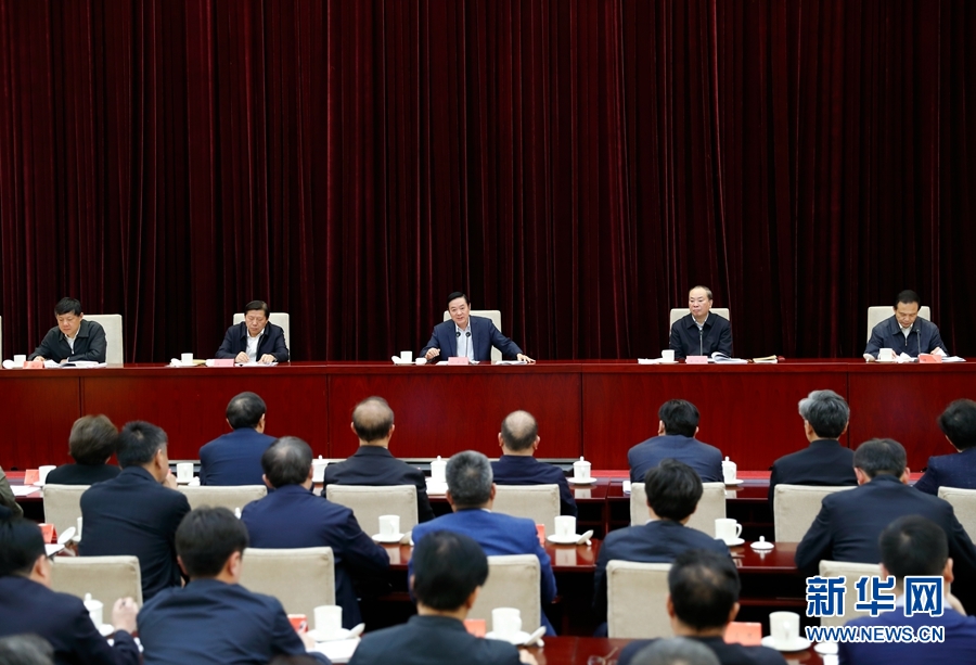 4月13日，中央宣傳部、中央政法委在北京召開貫徹落實《關于進一步把社會主義核心價值觀融入法治建設的指導意見》電視電話會議。中共中央政治局委員、中央書記處書記、中宣部部長劉奇葆出席會議并講話。新華社記者丁海濤攝