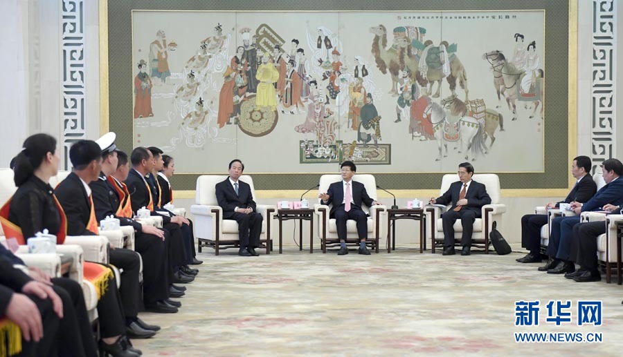 4月24日，第十三屆全國見義勇為英雄模范表彰大會在北京人民大會堂召開。會前，中共中央政治局委員、中央政法委書記孟建柱與見義勇為英雄模范及家屬代表座談。國務委員、公安部部長郭聲琨出席座談會并在表彰大會上講話。新華社記者 張鐸 攝