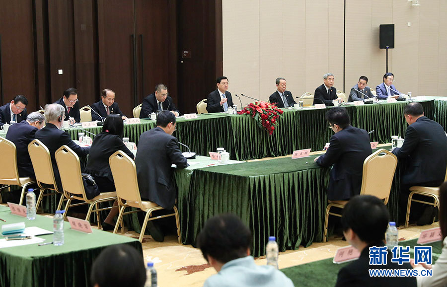 5月8日至10日，中共中央政治局常委、全國人大常委會委員長張德江視察澳門特別行政區。這是5月10日，張德江與教育工作者和學生代表座談。新華社記者 龐興雷 攝
