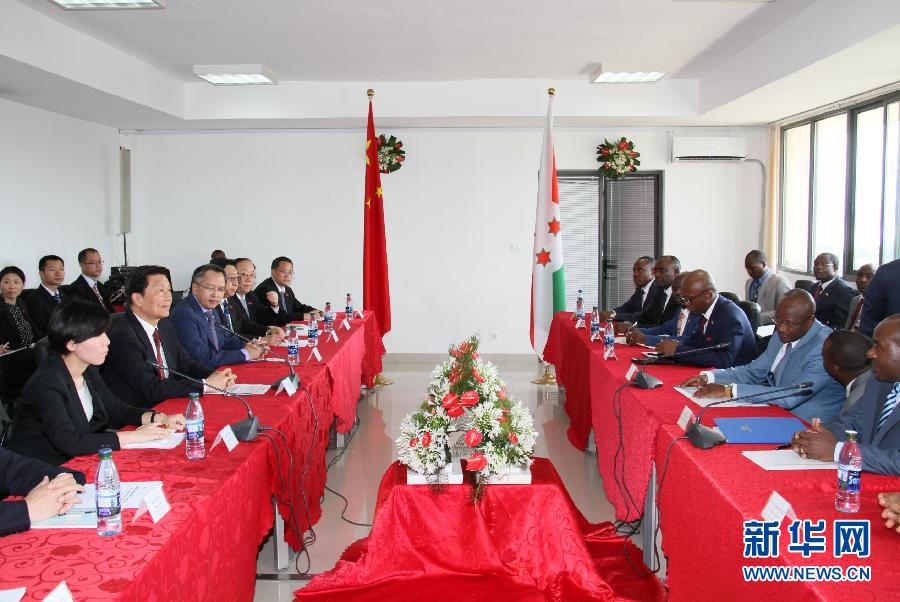  5月11日，中國國家副主席李源潮在布瓊布拉與布隆迪第一副總統辛迪姆沃和第二副總統布托雷舉行會談。新華社記者 呂天然 攝