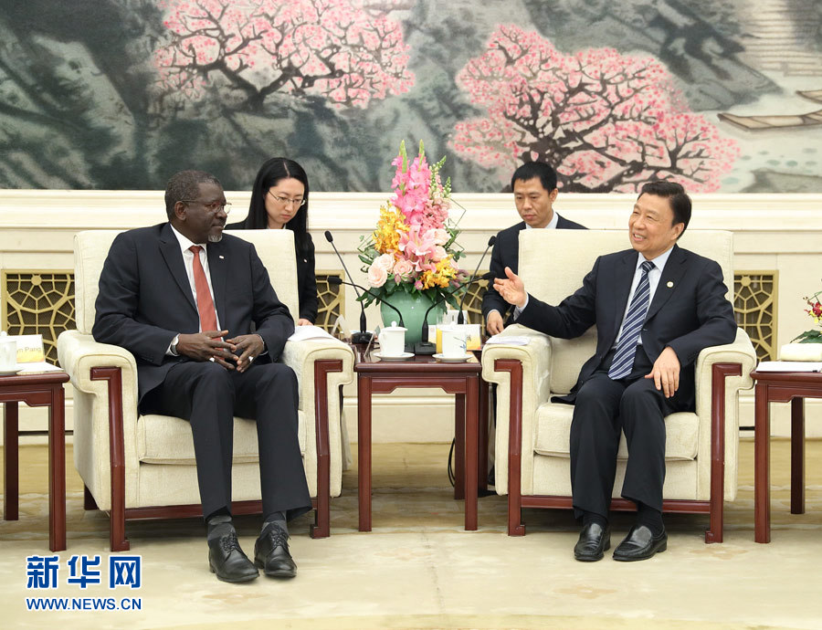 5月15日，國家副主席、中國紅十字會名譽會長李源潮在北京會見來華出席“一帶一路”國際合作高峰論壇的紅十字會與紅新月會國際聯合會秘書長阿西。新華社記者 王曄 攝