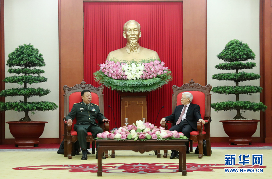 6月18日，在越南首都河內，正在越南訪問的中央軍委副主席范長龍（左）會見越共中央總書記阮富仲。 新華社發（李曉偉攝） 