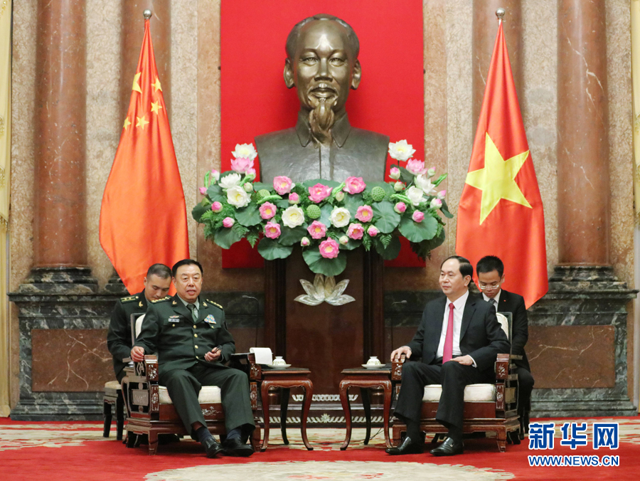 6月18日，在越南首都河內，正在越南訪問的中央軍委副主席范長龍（左前）會見越南國家主席陳大光（右前）。 新華社發（李曉偉攝）