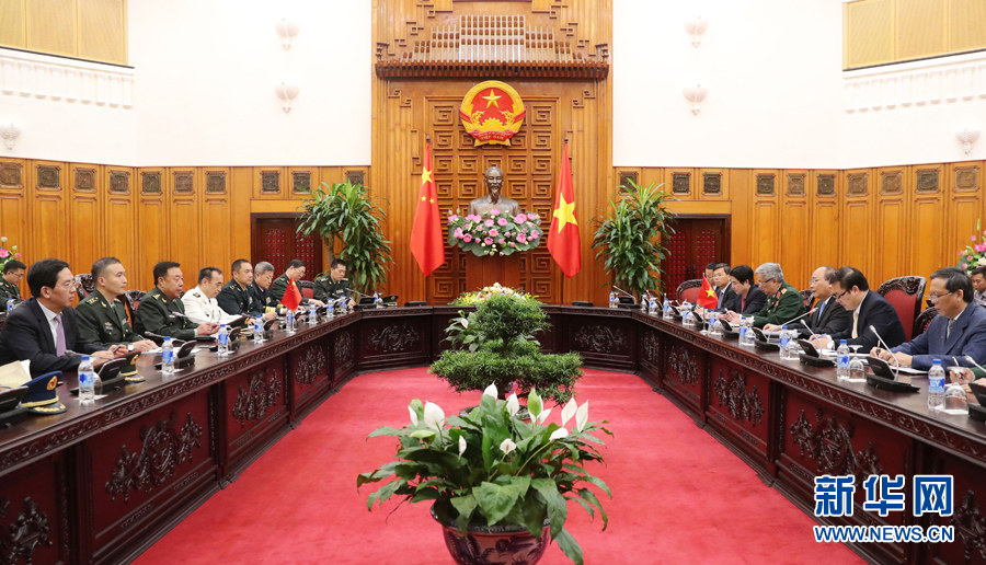 6月18日，在越南首都河內，正在越南訪問的中央軍委副主席范長龍（左三）會見越南政府總理阮春福（右三）。 新華社發（李曉偉攝）