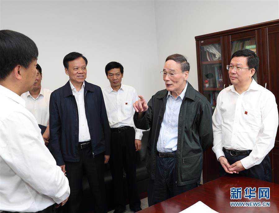 6月20日至22日，中共中央政治局常委、中央紀委書記王岐山在貴州省檢查紀檢監察工作。這是6月21日，王岐山在省紀委與紀檢監察干部親切交流。新華社記者 王曄 攝