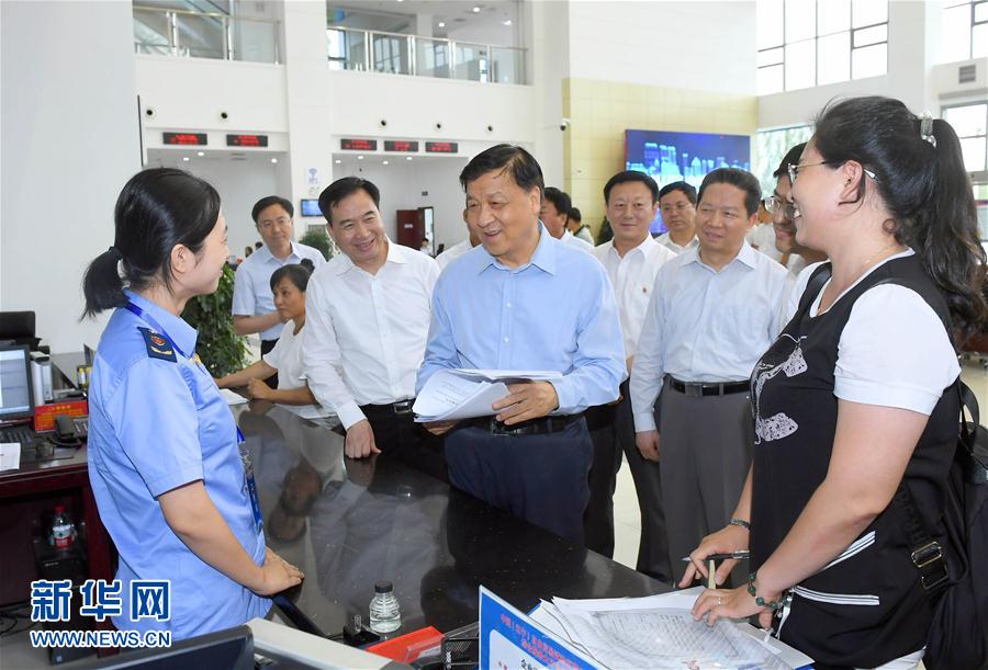 6月22日至24日，中共中央政治局常委、中央書記處書記劉云山在遼寧調研。這是6月22日，劉云山在中國（遼寧）自貿試驗區營口片區與干部群眾深入交流。新華社記者 張鐸 攝