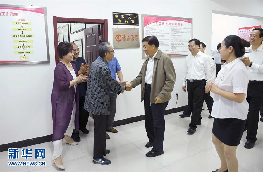 6月22日至24日，中共中央政治局常委、中央書記處書記劉云山在遼寧調研。這是6月23日，劉云山在錦州市西街社區與干部群眾深入交流。新華社記者 張鐸 攝
