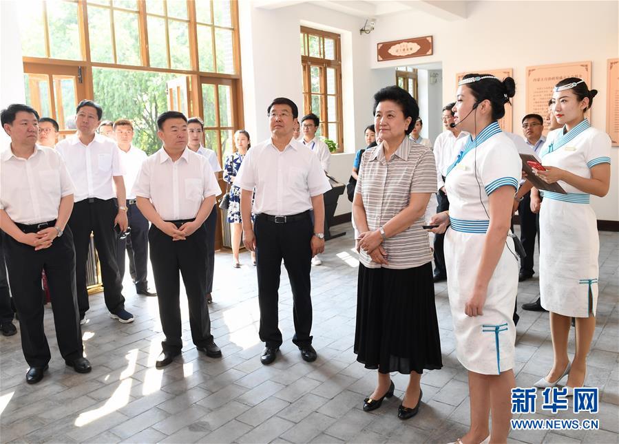 6月25日，全國民族團結進步創建經驗交流現場會在內蒙古興安盟召開，中共中央政治局委員、國務院副總理劉延東出席會議并講話。在內蒙古期間，劉延東考察內蒙古人民代表會議舊址即“五一會址”，深入社區看望各族干部群眾。這是劉延東考察“五一會址”。新華社記者 陳曄華 攝