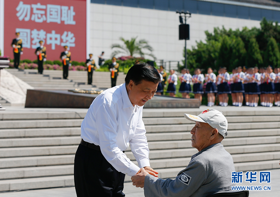 7月7日，紀念全民族抗戰爆發80周年儀式在中國人民抗日戰爭紀念館舉行。中共中央政治局常委、中央書記處書記劉云山出席儀式并講話。這是儀式開始前，劉云山與老八路代表握手。新華社記者崔新鈺攝